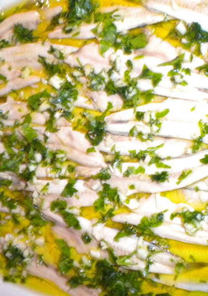 Una foto de Boquerones en vinagre con ajo y perejil