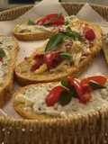 Bruschettas com creme de queijo e tomate