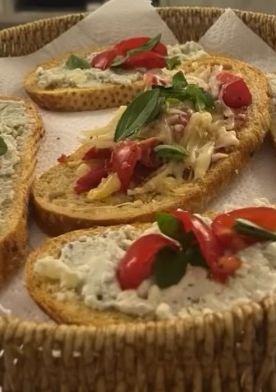 Foto de Bruschettas com creme de queijo e tomate