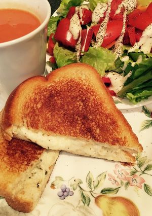 A picture of White Pizza Grilled Cheese.