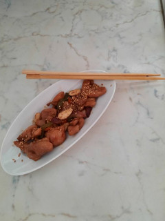 Una foto de Pollo con almendras oriental