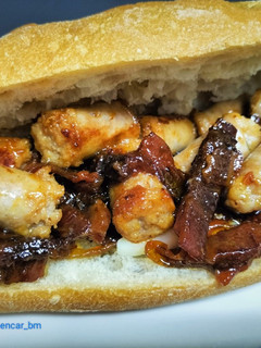 Una foto de Bocadillo de longanizas con queso y mermelada de bacon y cebolla