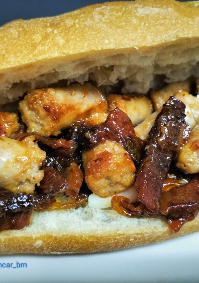 Una foto de Bocadillo de longanizas con queso y mermelada de bacon y cebolla