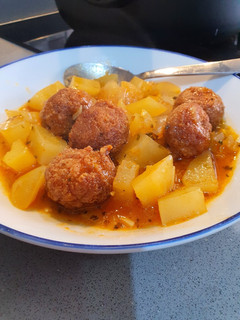 Una foto de Guiso de patatas con albóndigas de pollo y pavo