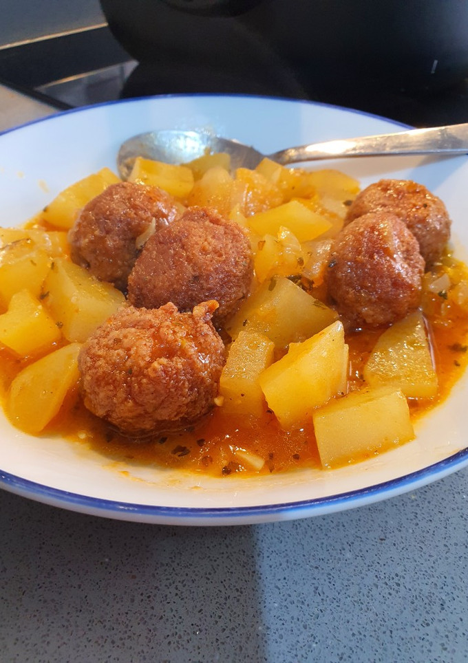 Una foto de Guiso de patatas con albóndigas de pollo y pavo