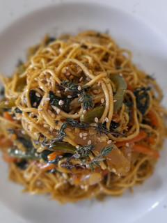 Una foto de Noodles con verduras y huevo
