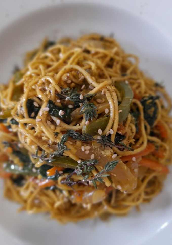 Una foto de Noodles con verduras y huevo