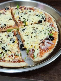 પીઝા (no oven no yeast) (pizza recipes in Gujarati) રેસીપી મુખ્ય ફોટો