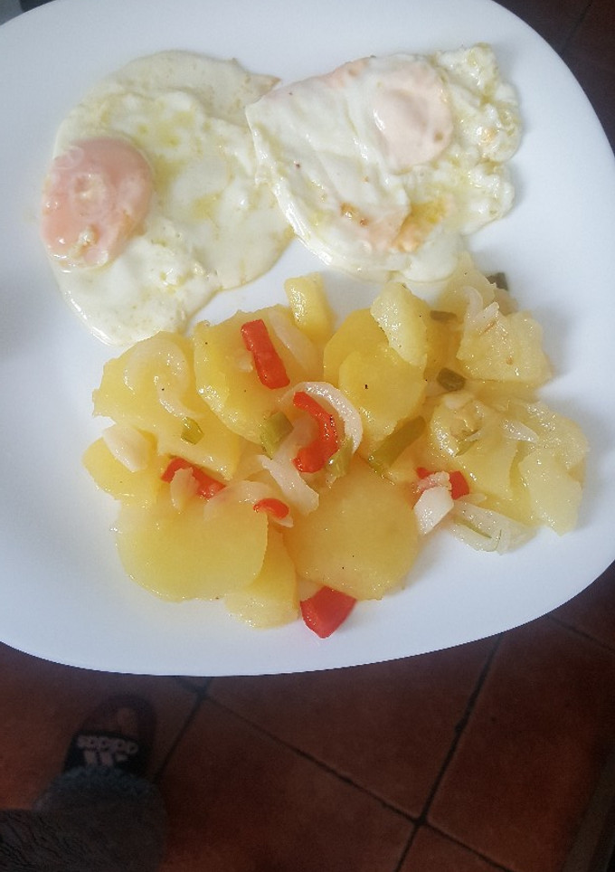 Una foto de Papas a lo pobre con huevo frito