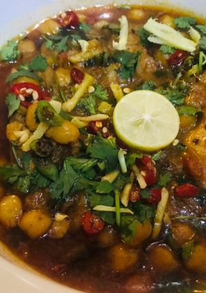 A picture of Murgh Cholay.