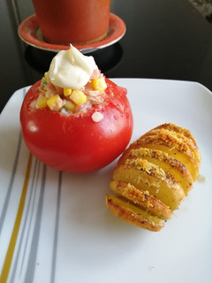 Una foto de Tomate Relleno con Papa Elegante