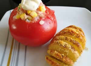 Una foto de Tomate Relleno con Papa Elegante