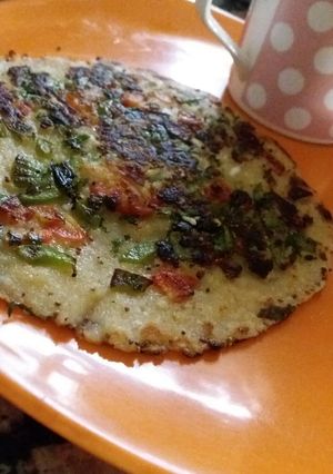 A picture of Suji ka uttapam.