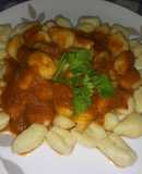 Ñoquis de papas (sin huevo) con salsa. #veganos