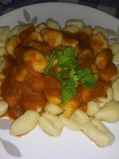 Una foto de Ñoquis de papas (sin huevo) con salsa. #veganos
