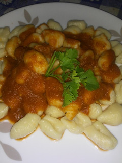 Una foto de Ñoquis de papas (sin huevo) con salsa. #veganos