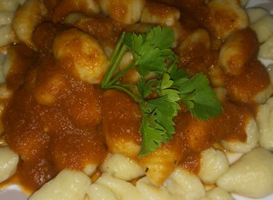 Una foto de Ñoquis de papas (sin huevo) con salsa. #veganos