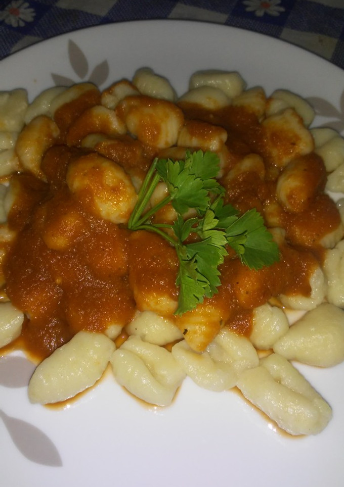 Una foto de Ñoquis de papas (sin huevo) con salsa. #veganos