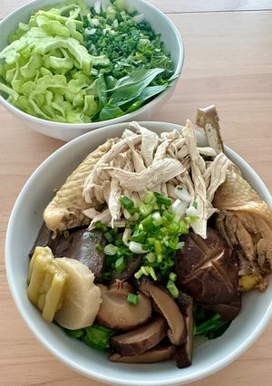 รูปของ ก๋วยเตี๋ยวไก่ไหว้เจ้า ไก่มือ2