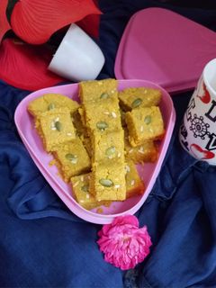 मक्के के आटा की बर्फी (Makke ke Atta ki Burfi ki recipe) रेसिपी मुख्य फोटो