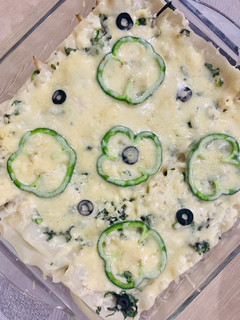 A picture of Alfredo chicken lasagna.