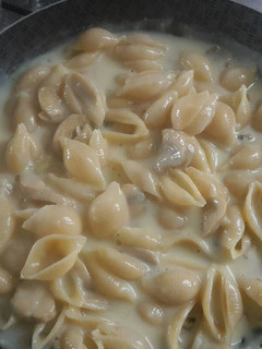 Una foto de Caracolitos en crema de hongos