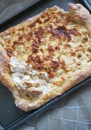 A picture of Chicken alfredo bread boat.