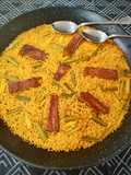 Arroz con costillas barbacoa y ajos tiernos