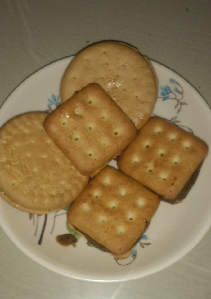 சாக்லெட் க்ரீம் பிஸ்கட் (Chocolate cream biscuit recipe in tamil) செய்முறை முக்கிய புகைப்படம்