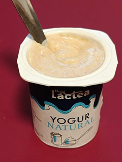 Una foto de Yogurt natural con crema de cacahuete