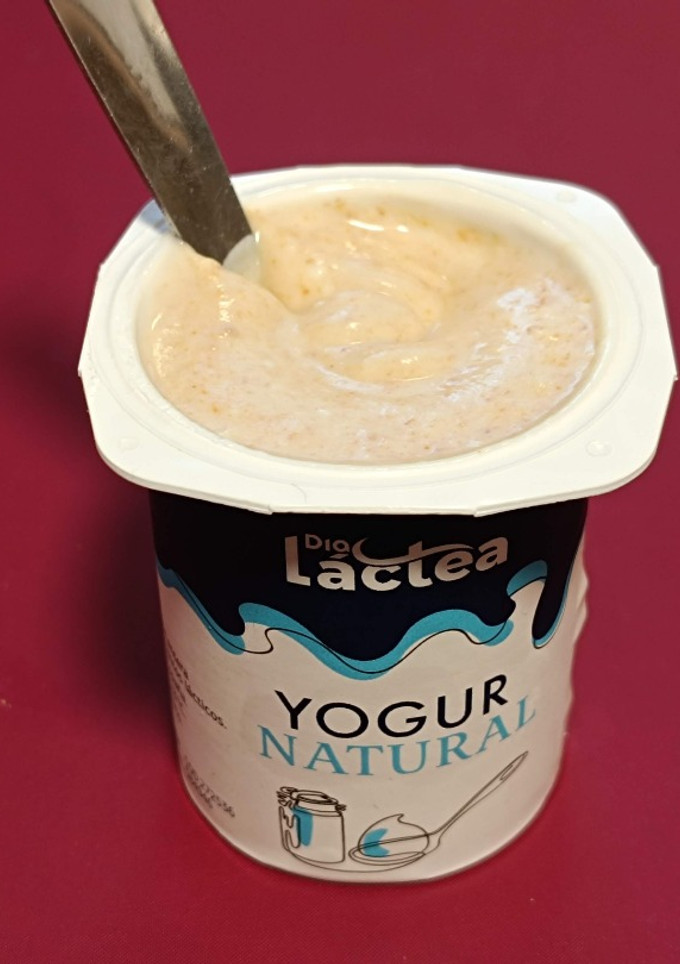 Una foto de Yogurt natural con crema de cacahuete