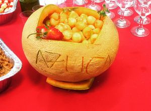 Una foto de Macedonia de frutas y helado de vainilla.