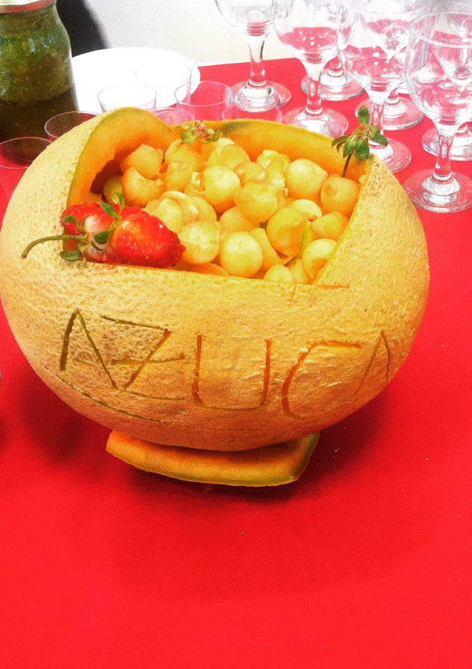 Una foto de Macedonia de frutas y helado de vainilla.
