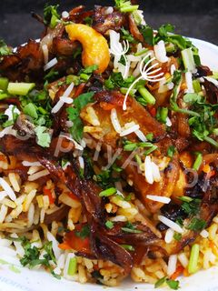 आलू मसाला दम बिर्याणी (Aaloo Masala Dum Biryani recipe in marathi) रेसिपी चे मुख्य फोटो
