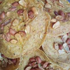 รูปของ Peyek kacang no daun jeruk