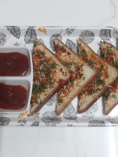 ચીઝ ગાર્લિક બ્રેડ (Cheese Garlic Bread Recipe In Gujarati) રેસીપી મુખ્ય ફોટો