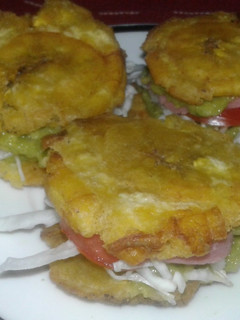 Una foto de Tostones rellenos