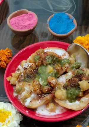 A picture of Chole Papdi Chaat.