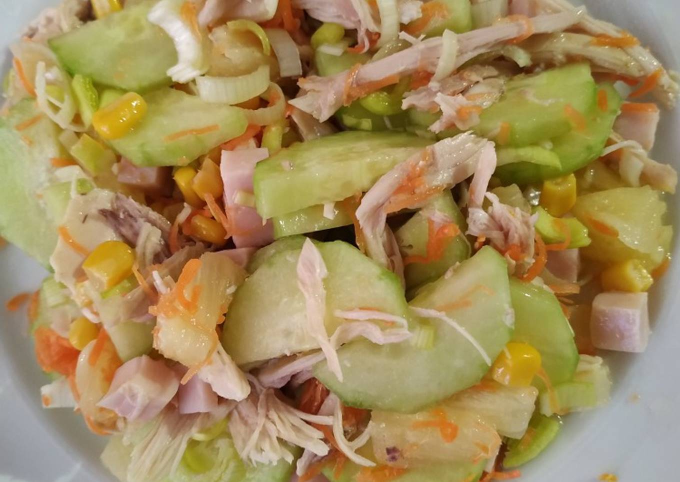 Ensalada fresca de pollo y pepino