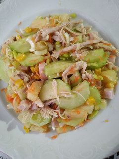 Una foto de Ensalada fresca de pollo y pepino