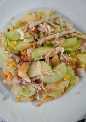 Una foto de Ensalada fresca de pollo y pepino