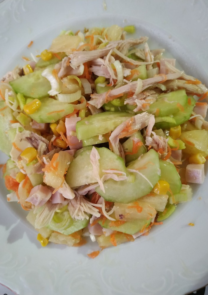 Una foto de Ensalada fresca de pollo y pepino