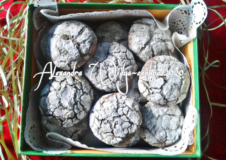 Fugy Chocolate Crinkle Cookies