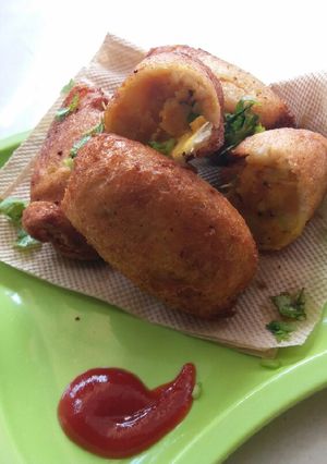 A picture of Potato stuffed bread rolls.