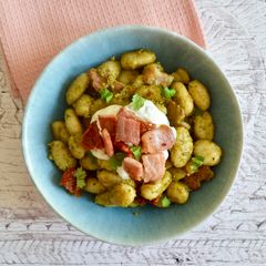 A picture of Pesto Bacon Gnocchi.