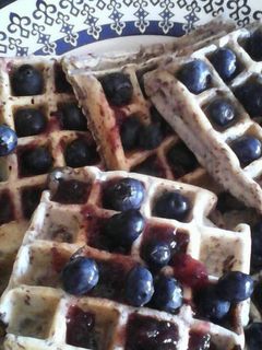 Una foto de Waffles de arándanos aptos para celíacos y sin azúcar