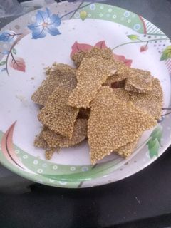 તલ ની ચીકી (Til Chiki Recipe In Gujarati) રેસીપી મુખ્ય ફોટો