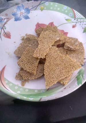 તલ ની ચીકી (Til Chiki Recipe In Gujarati) રેસીપી મુખ્ય ફોટો