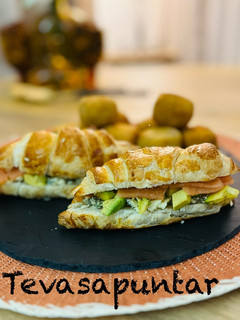 Una foto de Croissant relleno 🥐 🧀🍣 🥑 🫒 🥐 🇫🇷