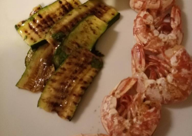 Simple Way to Prepare Homemade Grilled prawns and zucchine